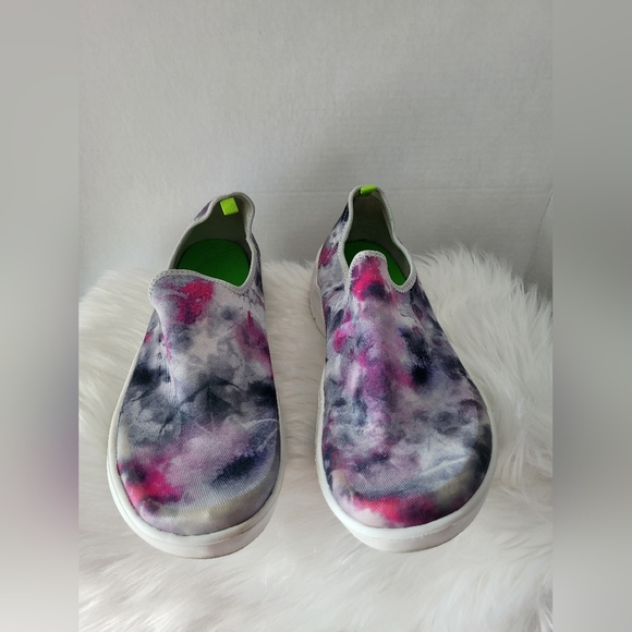 Oofos Tie-Dye Slip-On Shoes, Size 10 - Picture 2 of 7